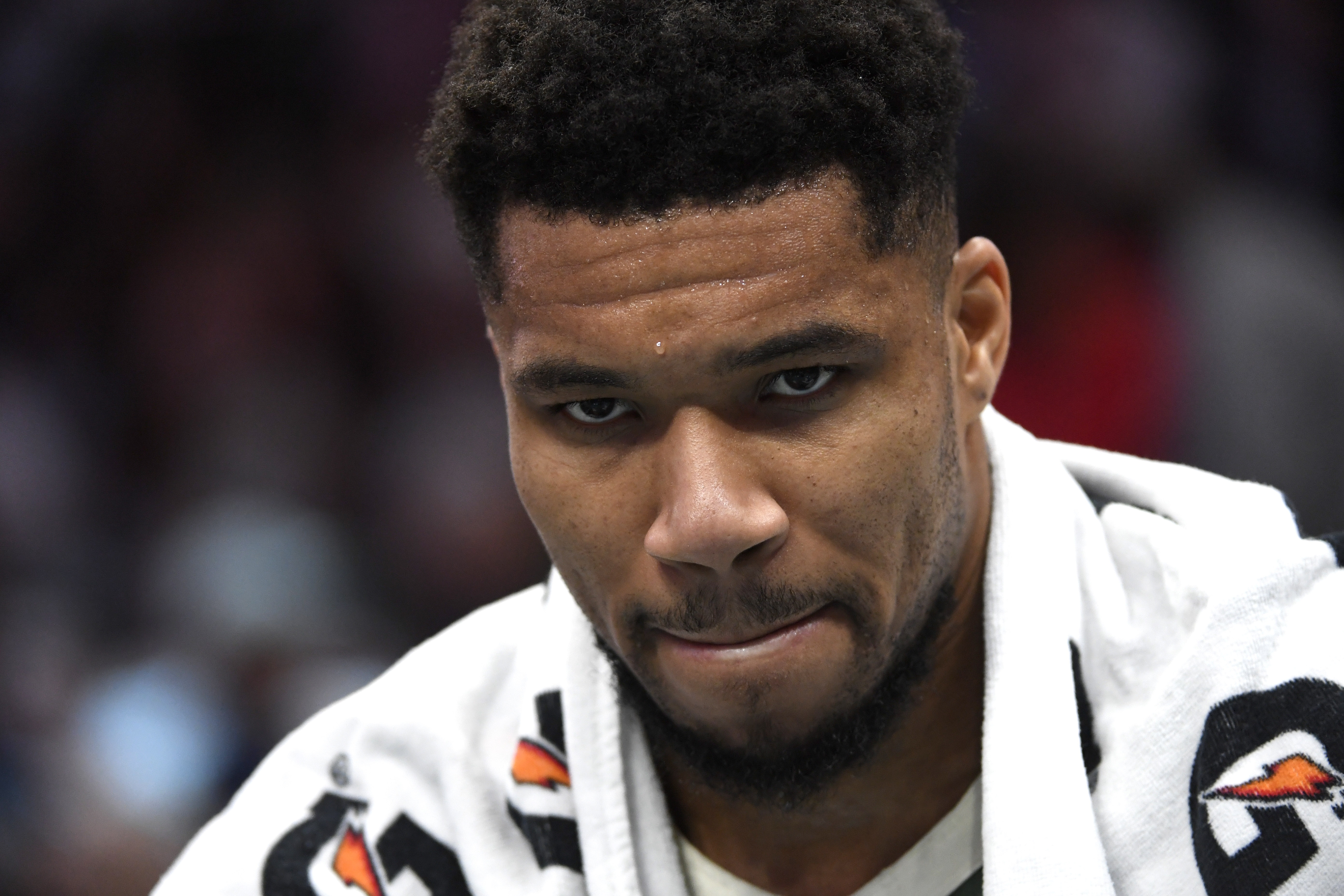 开云体育-无心恋战？字母哥最后时刻伤退&amp;8中4拿到22分13板7助 罚球16中14