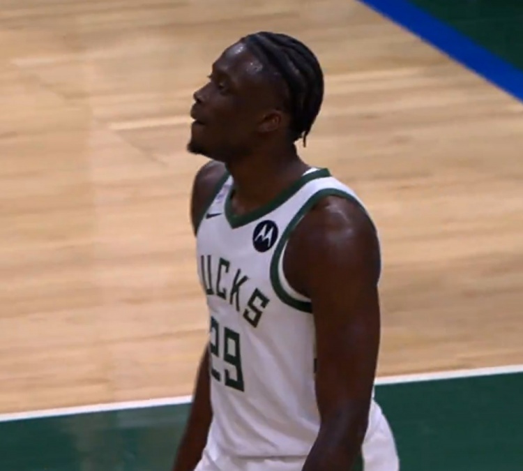 字母弟雄鹿首秀！老里：字母哥抓着我手 说自己很紧张&amp;手都出汗了